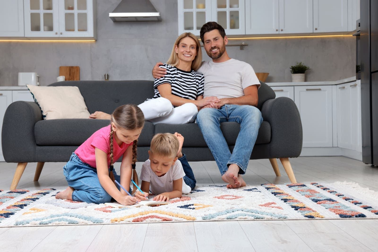 Famille détendue dans son salon