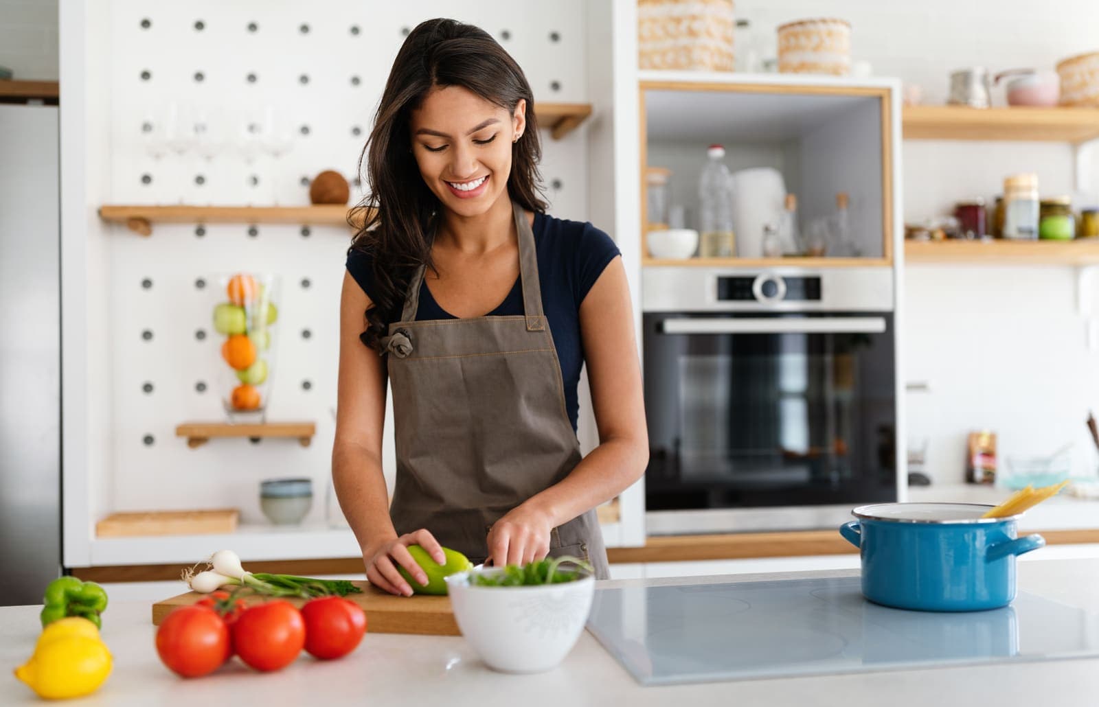 Préparation d'un repas avec des légumes frais